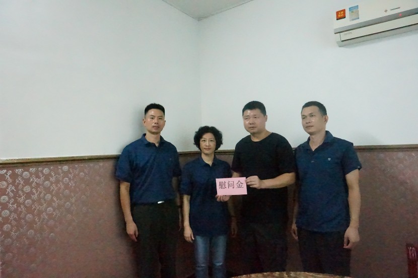 2021公司慰问困难党员职工 (2)